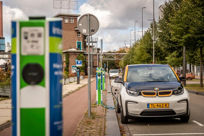 Op Strijp-S bij de het Ketelhuisplein staan elektrische deelauto's van Amber geparkeerd.