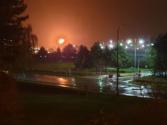 De affakkeling bij Ineos ging rond 21 uur van start en zal vermoedelijk nog de hele nacht duren.