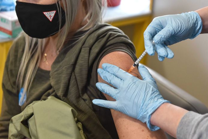 Een Poolse vrouw ontvangt haar vaccinatie op een priklocatie in Lublin.