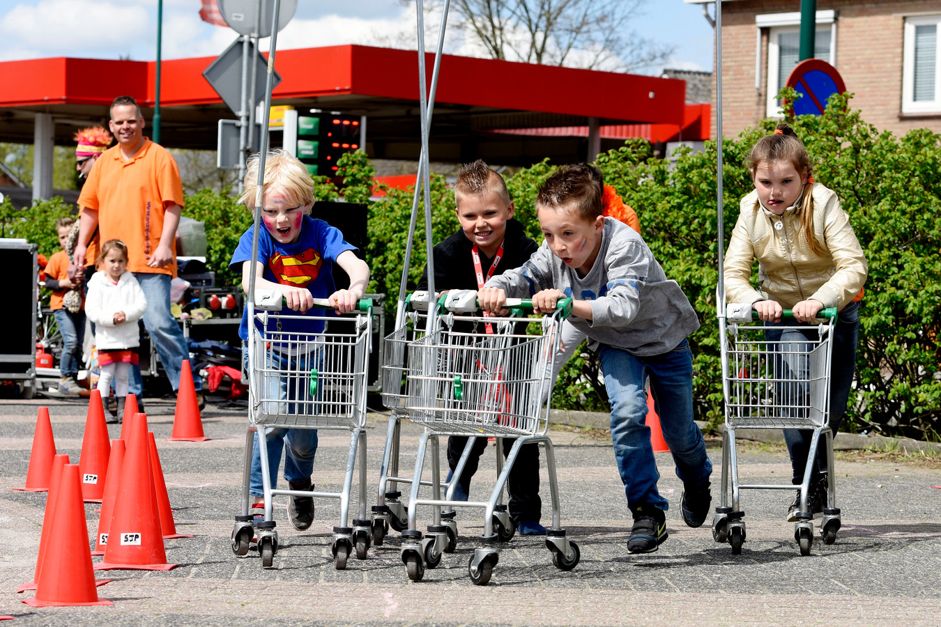 Koningsdag in Kaatsheuvel, met een kinderwinkelwagenrace.