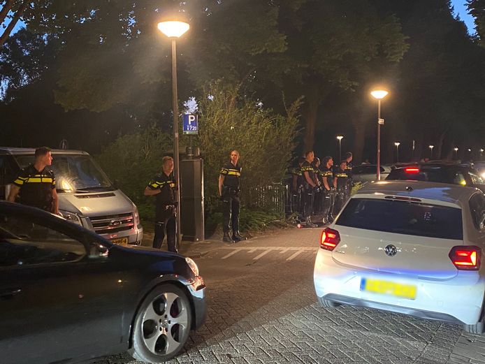 Tegen 22.00 uur verschenen veel agenten bij het Vroesenpark.