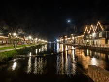 Amper buren en nu al een gezamenlijk versierde straat aan twee kanten van het water