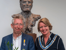 Koninklijke onderscheiding voor scheidend D66-raadslid Roel Eefting uit Elst