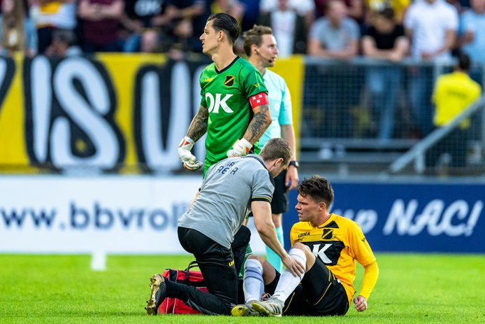 Verdediger Danny Bakker viel tegen Telstar uit met een kuitblessure.