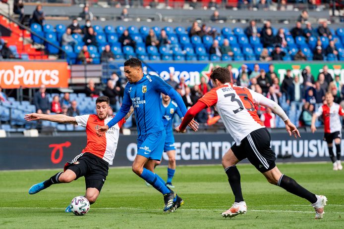 Danilho Doekhi (blauw shirt) breekt tegen Feyenoord bijna door. Marcos Senesi links) Eric Botteghin brengen net op tijd redding voor Feyenoord.