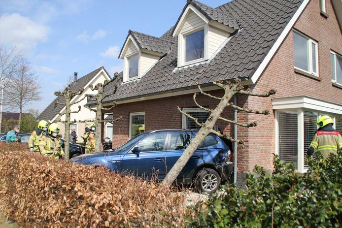 De schade aan het huis en de auto is groot.