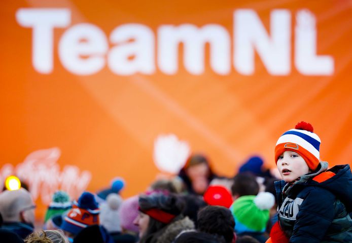 Een jonge schaatsfan bij de huldiging van de olympische sporters
