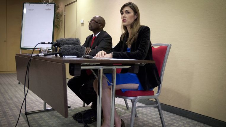 Melinda Taylor, medewerker van het Internationaal Strafhof ICC, geeft samen met haar baas Xavier-Jean Keita een persconferentie over haar vrijlating. Taylor werd met drie andere medewerkers gevangen genomen in Libie toen zij Saif al-Islam Kaddafi wilden bezoeken. Beeld anp