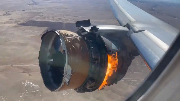 De rechtermotor van het vliegtuig vloog kort na het opstijgen in brand. Beeld AP