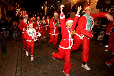 Kerstmannen rennen door centrum Breda