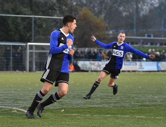 Jelle Dekker heeft Pelikaan naar een beslissende 2-0 voorsprong geschoten. Ook Nick de Veij (ex-VVGZ, rechts) is blij.