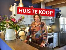 Waar vroeger paarden door de gang liepen, kun je nu wonen: dit koetshuis van Mirjam staat te koop