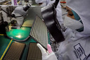 Een werknemer inspecteert chips in de fabriek van chipverpakkingsbedrijf Unisem (M) Berhad in Ipoh, Maleisië.