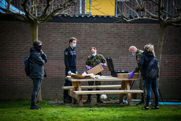 Onderzoek door medewerkers van de Explosieven Opruimingsdienst (in militair uniform).