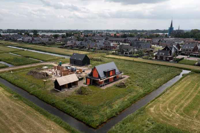Meer dan in het verleden gaat de gemeente Nieuwkoop grond aankopen om genoeg plek voor nieuwbouw (zoals op de foto in Langeraar) te hebben.