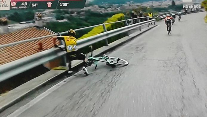 Roglic valt in de Giro.