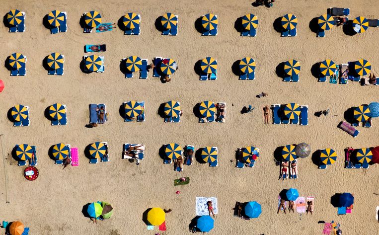 Gran Canaria, 19 augustus: gepaste afstand van elkaar. Beeld Emilio Morenatti / AP