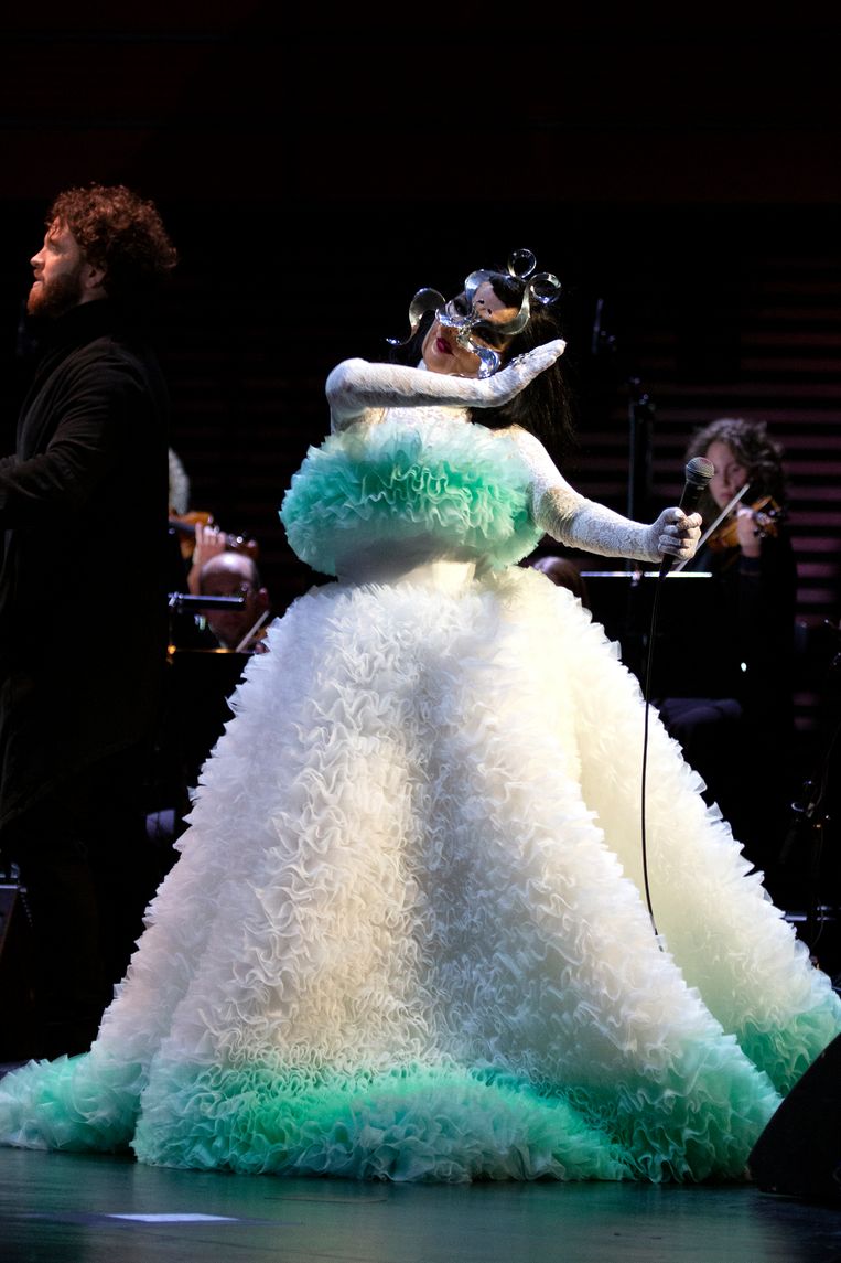 De IJslandse muzikante Björk in een creatie van Tomo Koizumi tijdens een ­concert in Reykjavik drie weken geleden. Beeld Getty Images