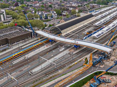 Aanleg van passerelle in Zwolle gaat snel, treinen en bussen rijden weer na ‘enorme precisieklus’ 