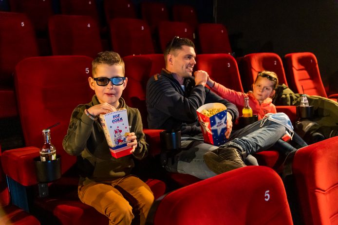 René Verhoef uit Zeewolde zit met zijn kinderen Dilano (l.) en Jaylinn (r.) klaar voor Disneyfilm Encanto.