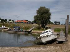 Bootjes op het droge: lage waterstand IJssel zorgelijk voor havens langs de rivier