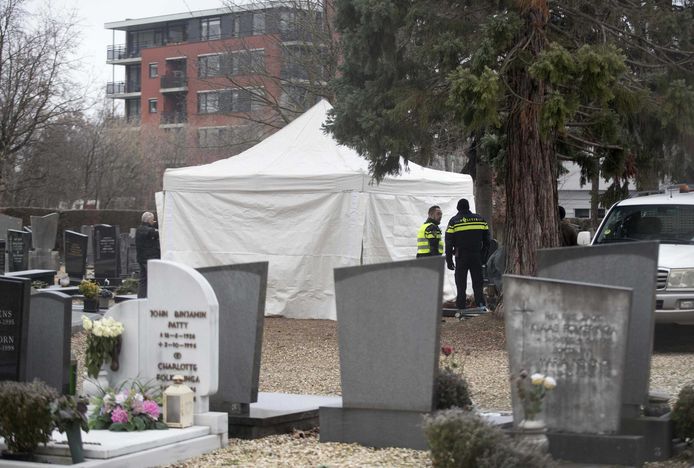 Politie zoekt op een begraafplaats aan de Beente naar Tanja Groen. De studente verdween in 1993 spoorloos en haar lichaam werd nooit gevonden.