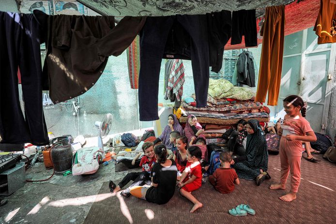 Ontheemde burgers verzamelen in de buurt van het al-Shifa ziekenhuis, in de hoop daar veiliger te zijn voor bombardementen.