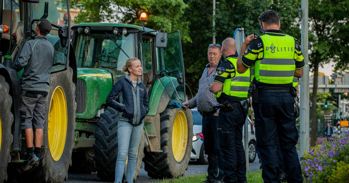 Boeren rijden toeterend langs woningen Bruls en Jetten