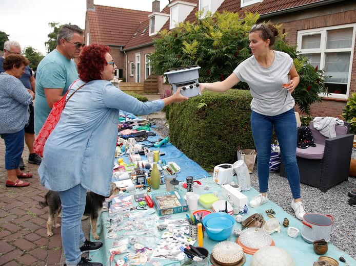 De rommelmarkt in Zuidzande, tijdens het dorpsfeest in 2017.