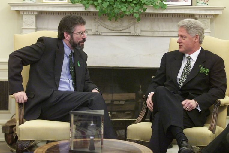 Gerry Adams en Bill Clinton tijdens de vredesbesprekingen over Noord-Ierland Beeld ap