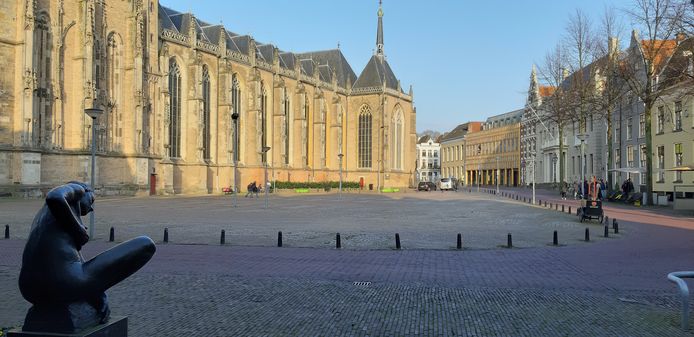 Het Grote Kerkhof. Het kost nog meer tijd om te komen tot een goed plan voor herinrichting van het autovrije plein. Nu volgt uitvoering najaar 2021, Nieuwe Markt en Stromarkt zijn nog later aan de beurt.
