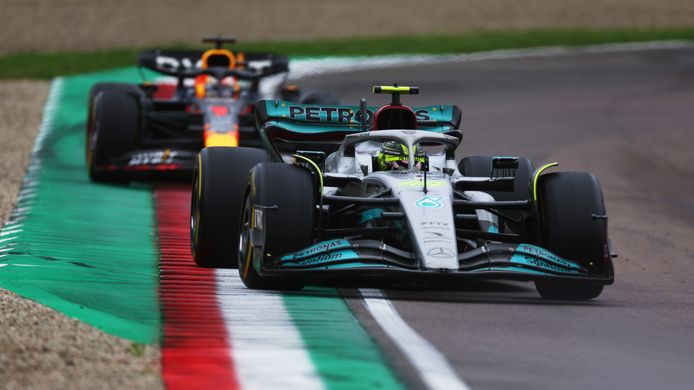 Max Verstappen staat op het punt Lewis Hamilton op een ronde te zetten.