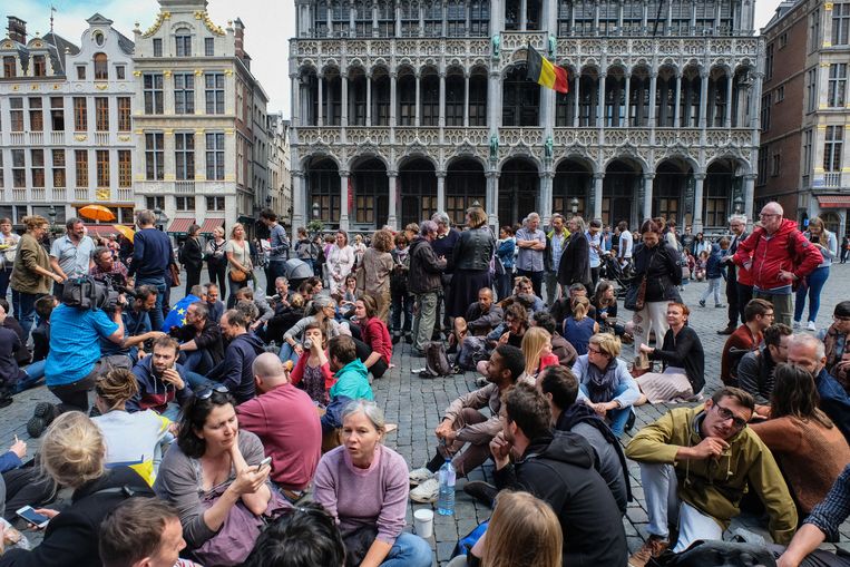 Gisteren organiseerden zo'n honderd betogers een sit-in op de Brusselse Grote Markt tegen de wantoestanden bij Samusocial. Beeld Tim Dirven