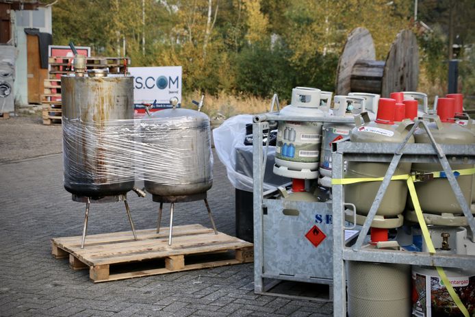 Aangetroffen goederen in het drugslab aan de Kleibultweg in Oldenzaal, begin november vorig jaar.