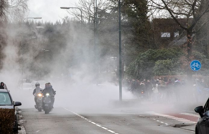 Leerlingen van het CLV  zorgden vandaag als protest voor flinke rook met scooters voor het gebouw van de school.
