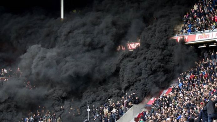De drie rookbommen in het vak van de PSV-supporters zorgden op 23 april tijdens de wedstrijd tegen Ajax voor veel dikke zwarte rook in en boven het stadion. Vijftien mensen hadden hulp nodig van de EHBO.