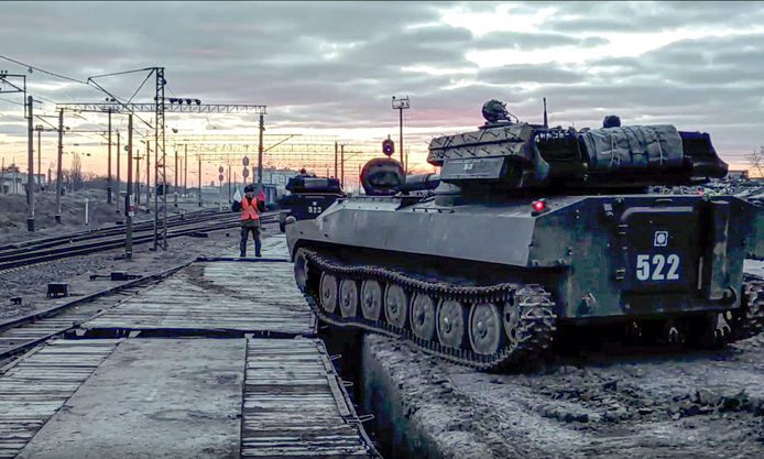 Russissche gepanserde voertuigen worden op een trein gezet na militaire oefeningen in Zuid-Rusland.