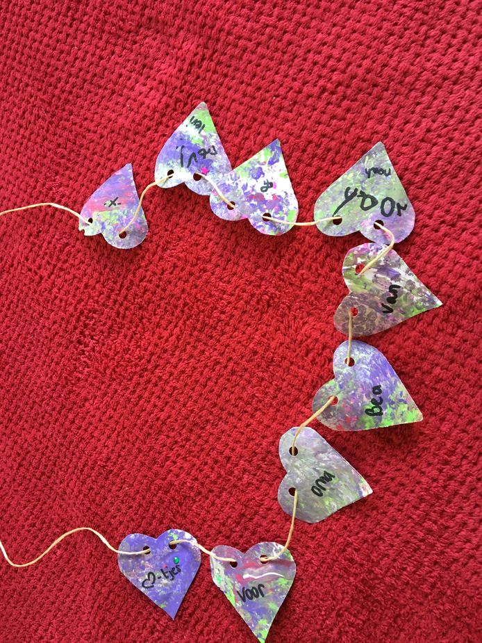 'Mooie zelfgemaakte slinger door mijn kleinkinderen Noah & Levi. Afgegeven voor mijn flat, ik op balkon en kinderen beneden met mama. Zo mooi, maar het Corana gebeuren komt dan nog eens extra binnen. Mensen pas goed op jullie zelf en hou je aan de afspraken!! Dan kunnen we hopelijk onze kleinkinderen snel weer een knuffel geven.