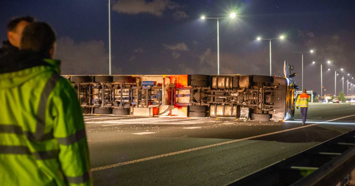 Gekantelde vrachtwagen blokkeert A2, enorme file richting Amsterdam.