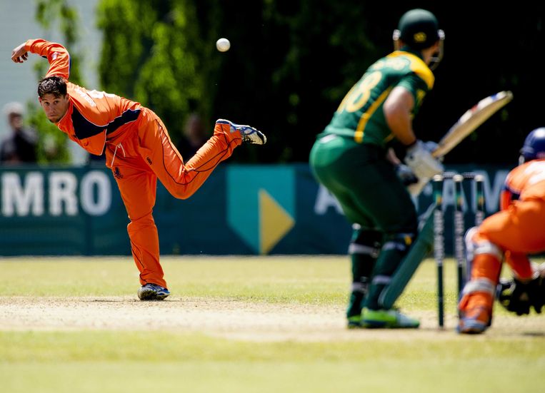 Bowler Pieter Seelaar van het Nederlandse cricketteam in een vriendschappelijke wedstrijd tegen Zuid-Afrika. Beeld ANP
