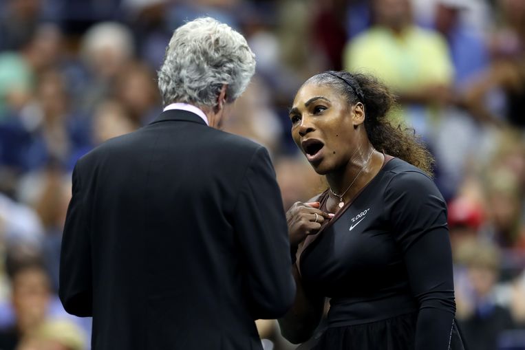 Serena Williams krijgt het aan de stok met de umpire. Beeld AFP
