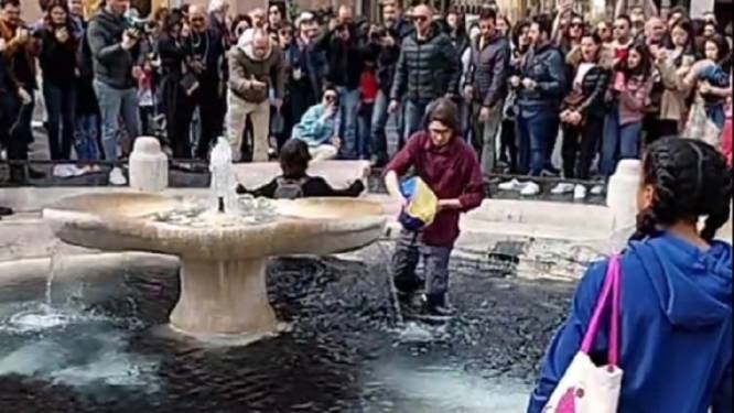 Klimaatactivisten gieten zwarte vloeistof in bekende fontein in Rome