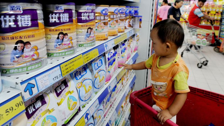 Een kindje in Beijing bij de schappen voor babymelk. Beeld anp