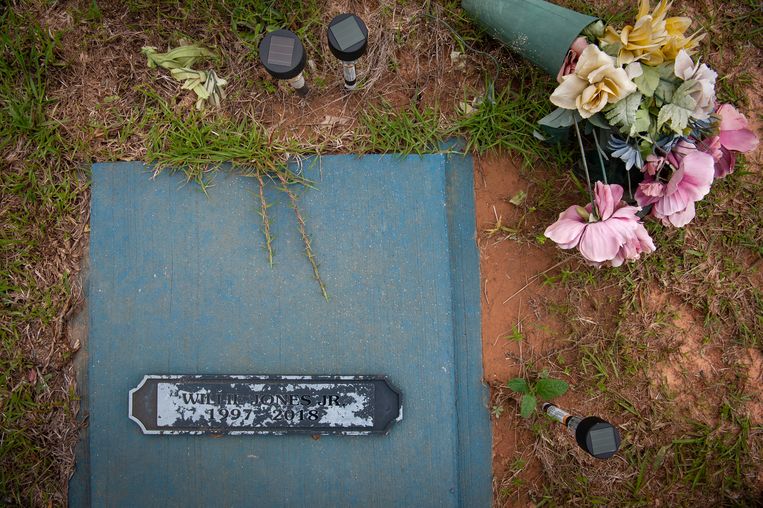 Het graf van Willie Jones jr. in Scott County, Mississippi. Beeld Rory Doyle
