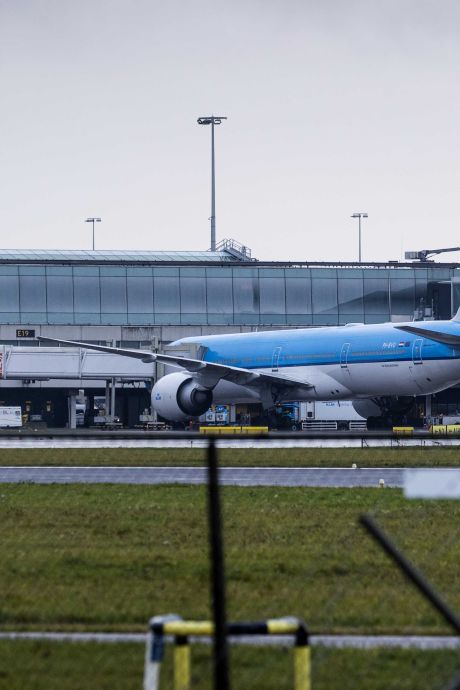 Un couple arrêté dans un avion pour avoir fui un “hôtel Covid” aux Pays-Bas