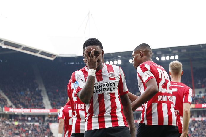 Steven Bergwijn viert het openingsdoelpunt van PSV.