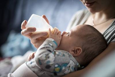 Nieuw onderzoek: baby's krijgen veel microplasticdeeltjes binnen met flesvoeding