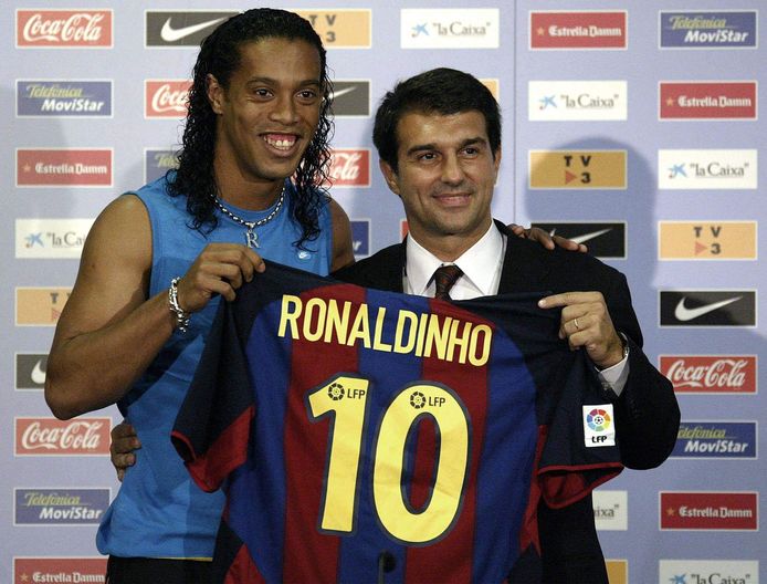 Juli 2003: Laporta met zijn nieuwe sterspeler tijdens de officiële presentatie van Ronaldinho na zijn transfer van PSG naar FC Barcelona.