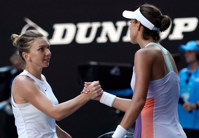 Muguruza wordt gefeliciteerd door Simona Halep (l).