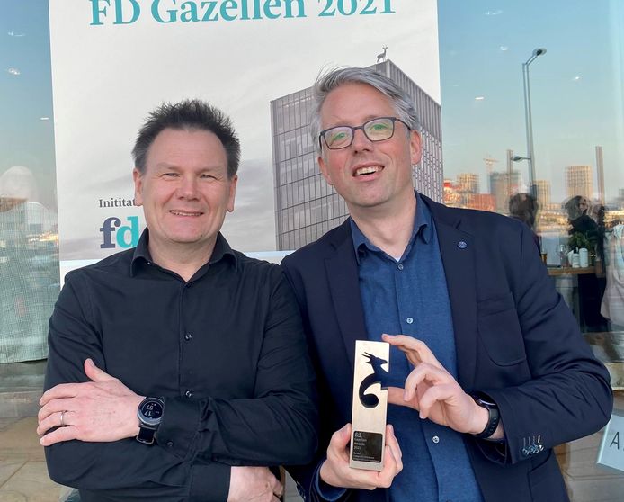Maarten Wegdam (r.) en Wil Janssen, de directeuren en oprichters van InnoValor met de Gouden Gazelle.